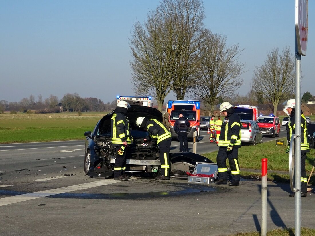 Bei einem Verkehrsunfall am 18.02.2025 in Sonsbeck verletzten sich zwei PKW-Fahrer. Die Feuerwehr sicherte die Unfallstelle und half bei der Versorgung.