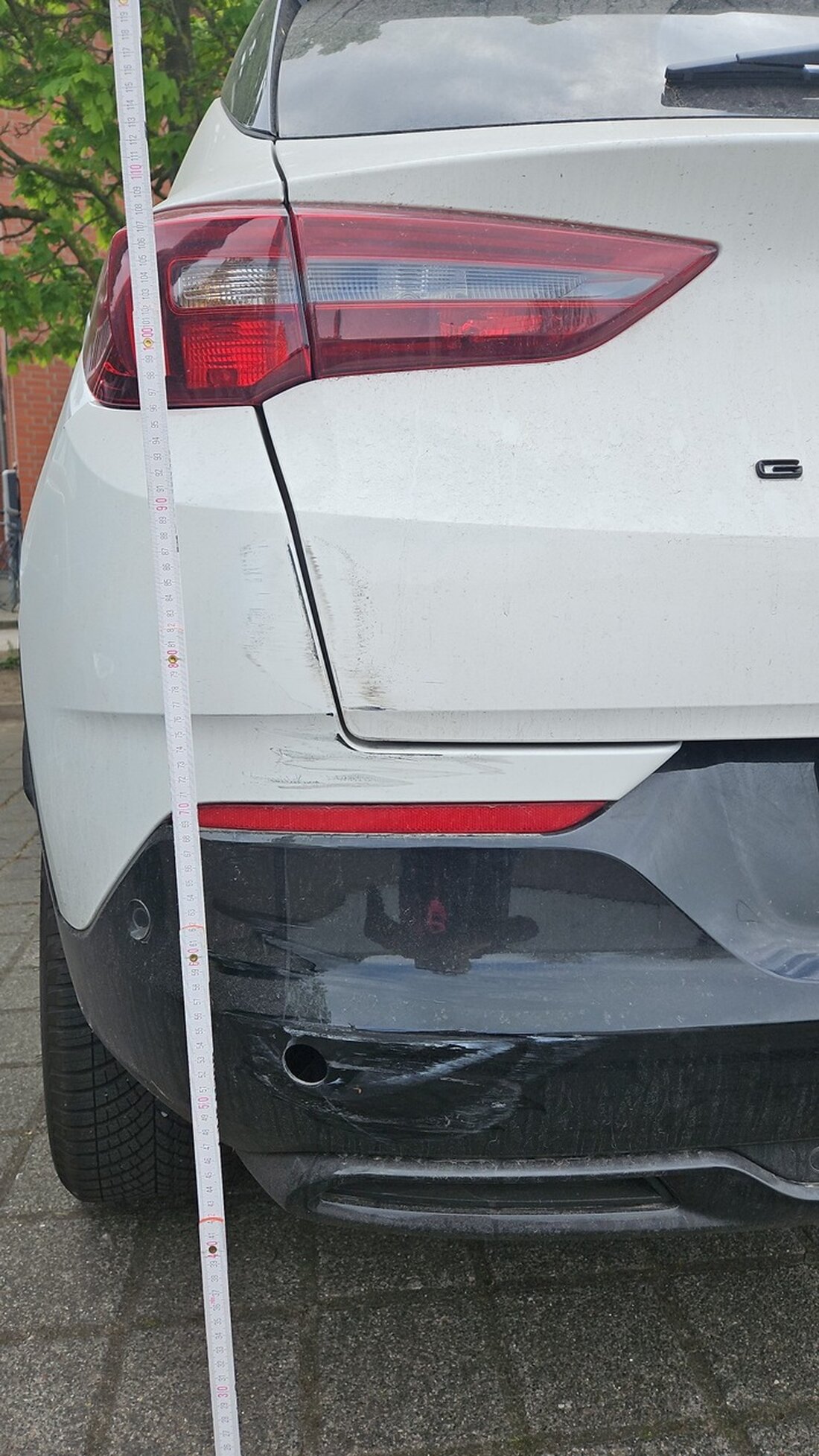 In Debstedt wurde ein Opel Grandland auf einem Klinikparkplatz beschädigt. Zeugen werden gebeten, sich bei der Polizei zu melden.