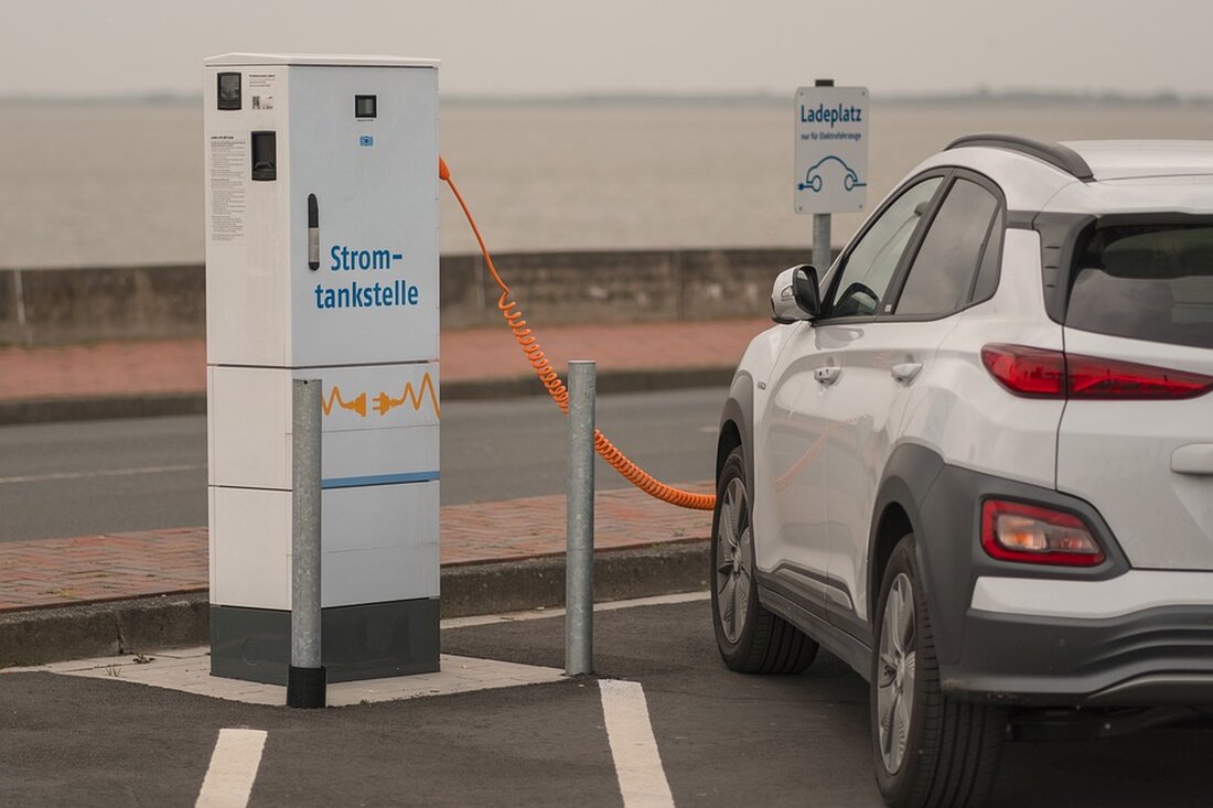 In den letzten Jahren haben Städte auf der ganzen Welt begonnen, Maßnahmen zu ergreifen, um die Verkehrssituation in stark befahrenen Stadtvierteln zu verbessern. Eine solche Initiative wurde auch im Graefekiez durchgeführt, wo im vergangenen Jahr in zwei Straßenabschnitten ein Teil der Kfz-Stellplätze umgenutzt wurde. Hierbei wurden Maßnahmen wie die Entsiegelung von Flächen, die Schaffung von Lade- und Lieferzonen, die Förderung geteilter Mobilität und die Schaffung von Radstellplätzen durchgeführt. Die Umgestaltungen im Graefekiez wurden nicht nur durchgeführt, um die Verkehrssituation zu verbessern, sondern auch um die Lebensqualität der Bewohnerinnen und Bewohner zu steigern. Durch die Beteiligung der Anwohnerinnen und Anwohner sowie …