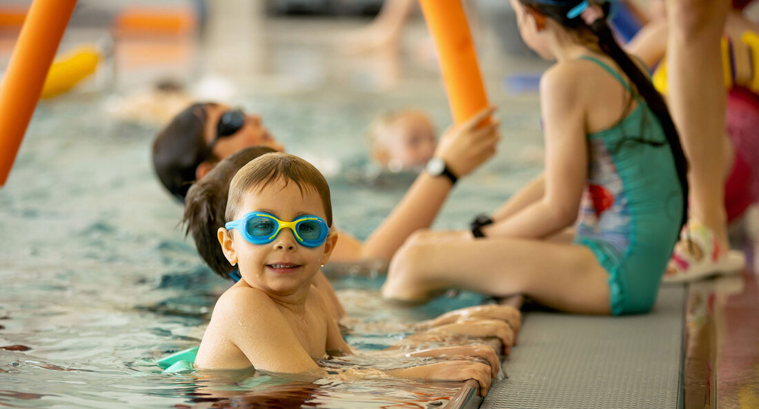 Das Land hat seine Förderung für Schwimm-Programme neu strukturiert und weiterentwickelt, um die Schwimmfähigkeit von Kindern und Jugendlichen zu verbessern und im Notfall Leben zu retten. Das Ministerium für Kultus, Jugend und Sport hat bereits in der Vergangenheit Maßnahmen und Programme zur Förderung der Schwimmfähigkeit umgesetzt, die aus dem Solidarpakt Sport IV finanziert werden. Kultus- und Sportministerin Theresa Schopper betonte die Bedeutung der Schwimmfähigkeit und erklärte, dass Schwimmen im Notfall Leben retten kann. Deshalb sei es ein wichtiges Anliegen des Ministeriums, die Schwimmfähigkeit von Kindern und Jugendlichen zu stärken. Das erfolgreiche Programm „SchwimmFidel“ wurde um eine neue Programmlinie für Schulen …