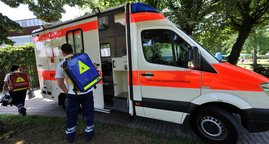 Kontroverse um neues Rettungsdienstgesetz in Baden-Württemberg In Baden-Württemberg sorgt das neue Rettungsdienstgesetz für Diskussionen und Kritik. Die privatrechtliche Björn Steiger Stiftung hat Bedenken geäußert und mögliche Auswirkungen auf die rettungsdienstliche Versorgung bemängelt. Die Stiftung sieht sogar einen möglichen Gang vor das Bundesverfassungsgericht als Konsequenz. Das Innenministerium des Landes hat nun Stellung bezogen und die Kritik der Björn Steiger Stiftung deutlich zurückgewiesen. Ein Sprecher betonte, dass das Rettungswesen in Baden-Württemberg sehr gut aufgestellt sei und die neue Gesetzgebung darauf abziele, eine noch schnellere und patientenorientierte Versorgung zu gewährleisten. Die neuen Planungsfristen sollen die rettungsdienstliche Versorgung im Interesse der Patientinnen und Patienten …
