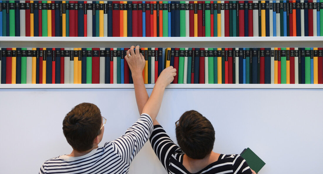 Der Verlagspreis Literatur des Landes Baden-Württemberg 2022 geht an danube books Ulm. Der Verlag schlägt literarische Brücken für kulturelle Verständigung entlang der Donau – von Ulm über Wien nach Osteuropa. Für seine grenzüberschreitende Literatur und sein europäisches Denken wird der Verlag danube books aus Ulm mit dem Verlagspreis Literatur des Landes Baden-Württemberg 2022 ausgezeichnet. „In einer vom Angriff Russlands auf die Ukraine erschütterten Welt kommen den gemeinsamen Werten und der gemeinsamen Kultur Europas eine besondere Bedeutung von höchster Dringlichkeit zu“, sagte Staatssekretärin Petra Olschowski. „Ich freue mich über die Auszeichnung eines Verlages, der seit Jahren literarisch für ein Europa ohne …
