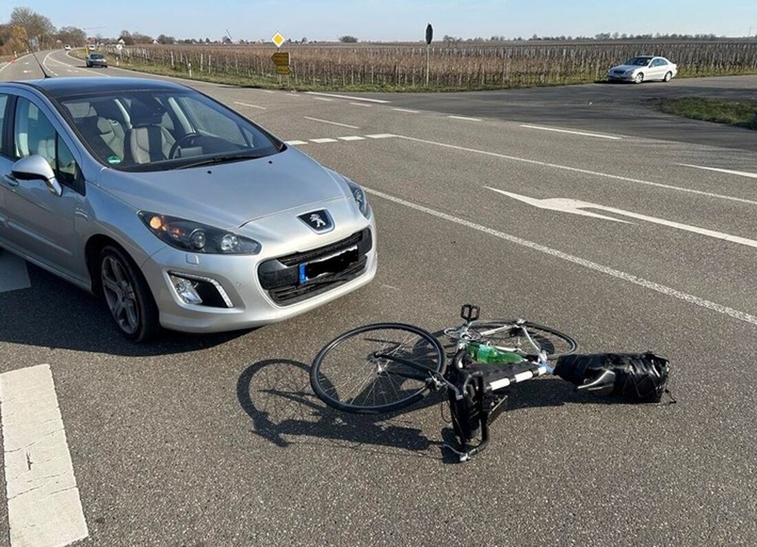 Ein 27-jähriger Radfahrer wurde heute Morgen in Roschbach bei einem Verkehrsunfall verletzt, als ein Autofahrer ihm die Vorfahrt nahm.