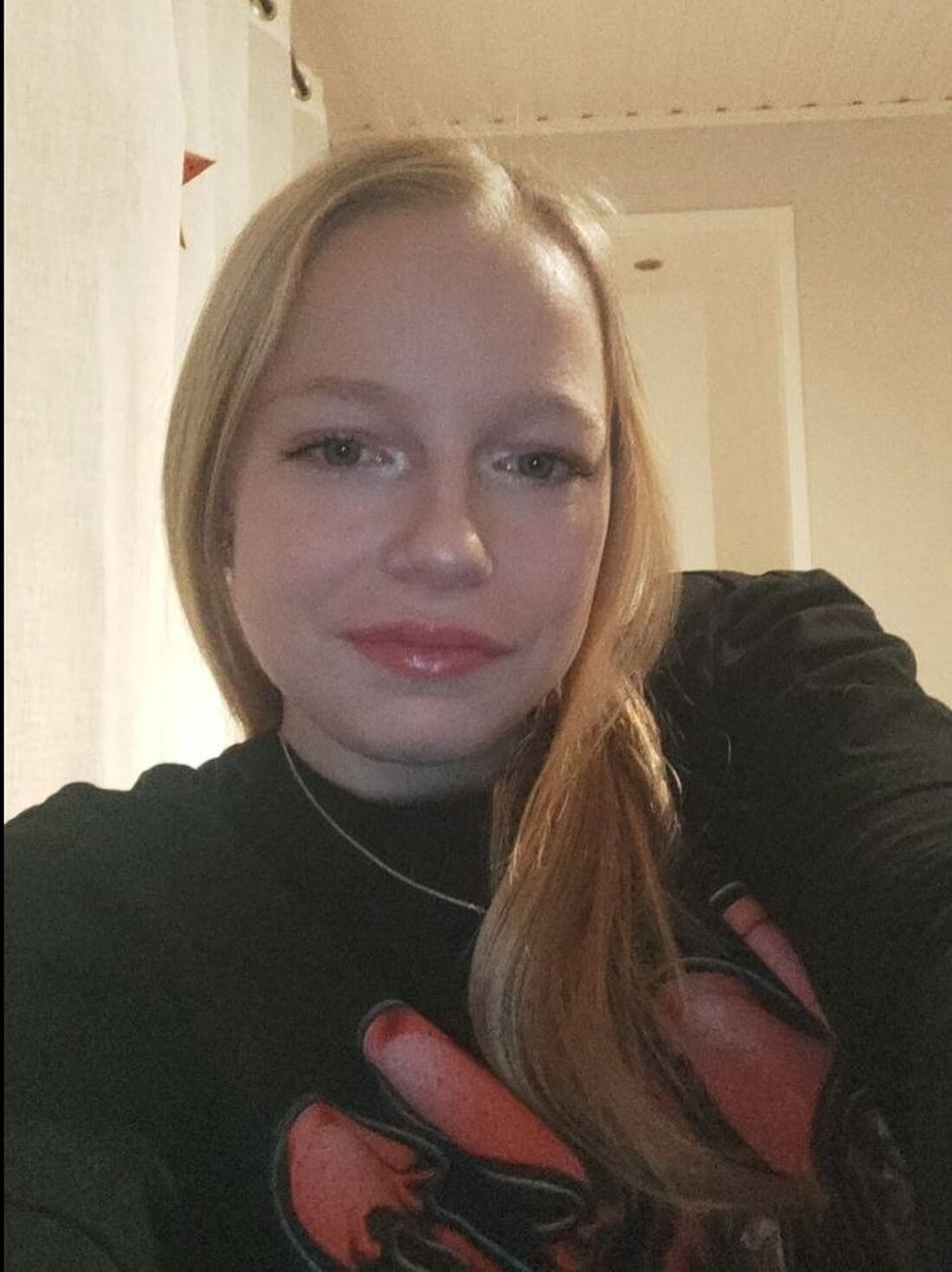 Die 14-jährige Angelina Sophie Koch aus Rosbach wird seit dem 06. Februar 2025 vermisst. Hinweise an die Polizei erwünscht.