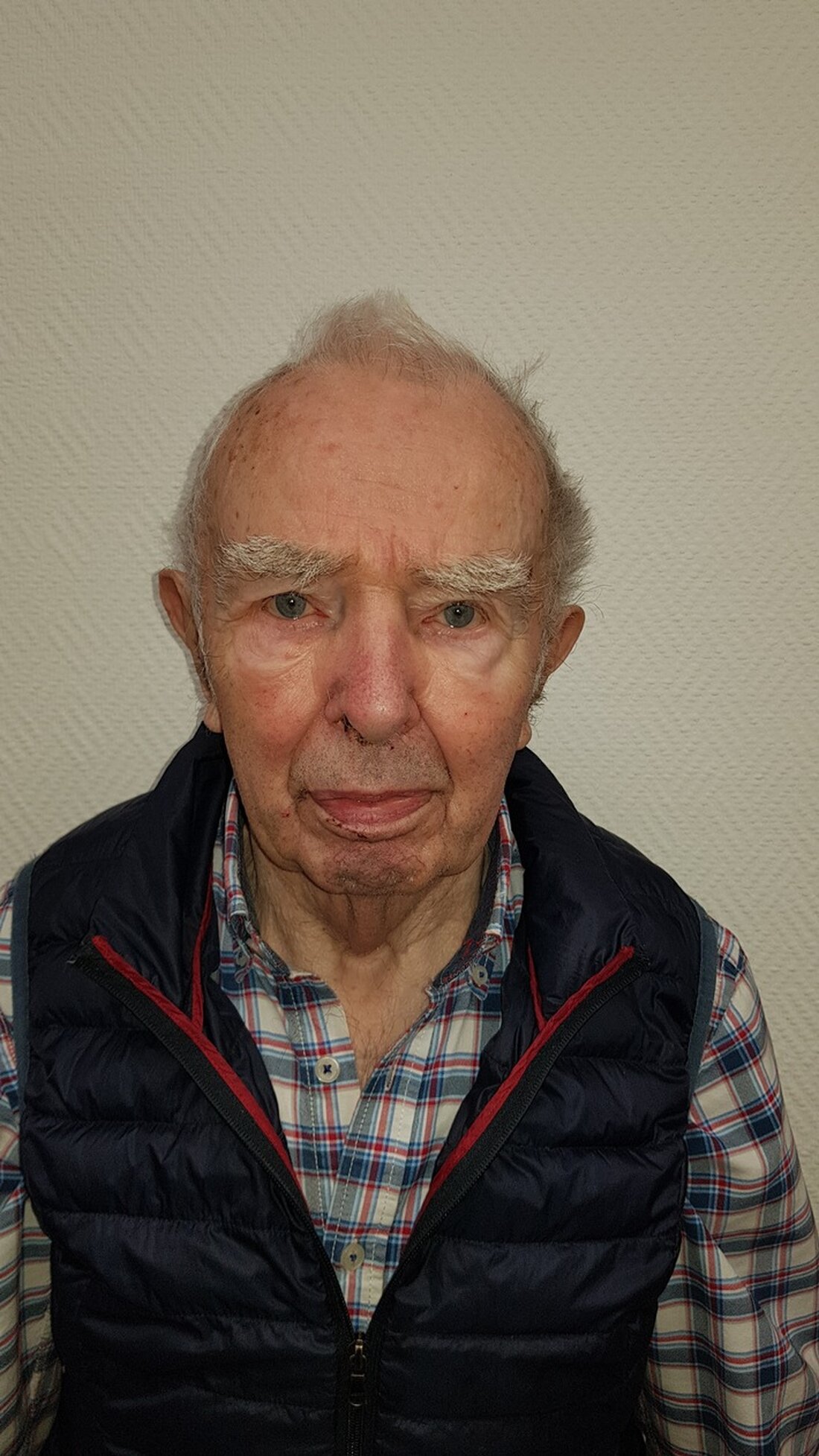 Die Polizei sucht nach dem 92-jährigen Ewald Behnemann, vermisst seit dem 12. Mai 2025 in Rotenburg. Hinweise erbeten.