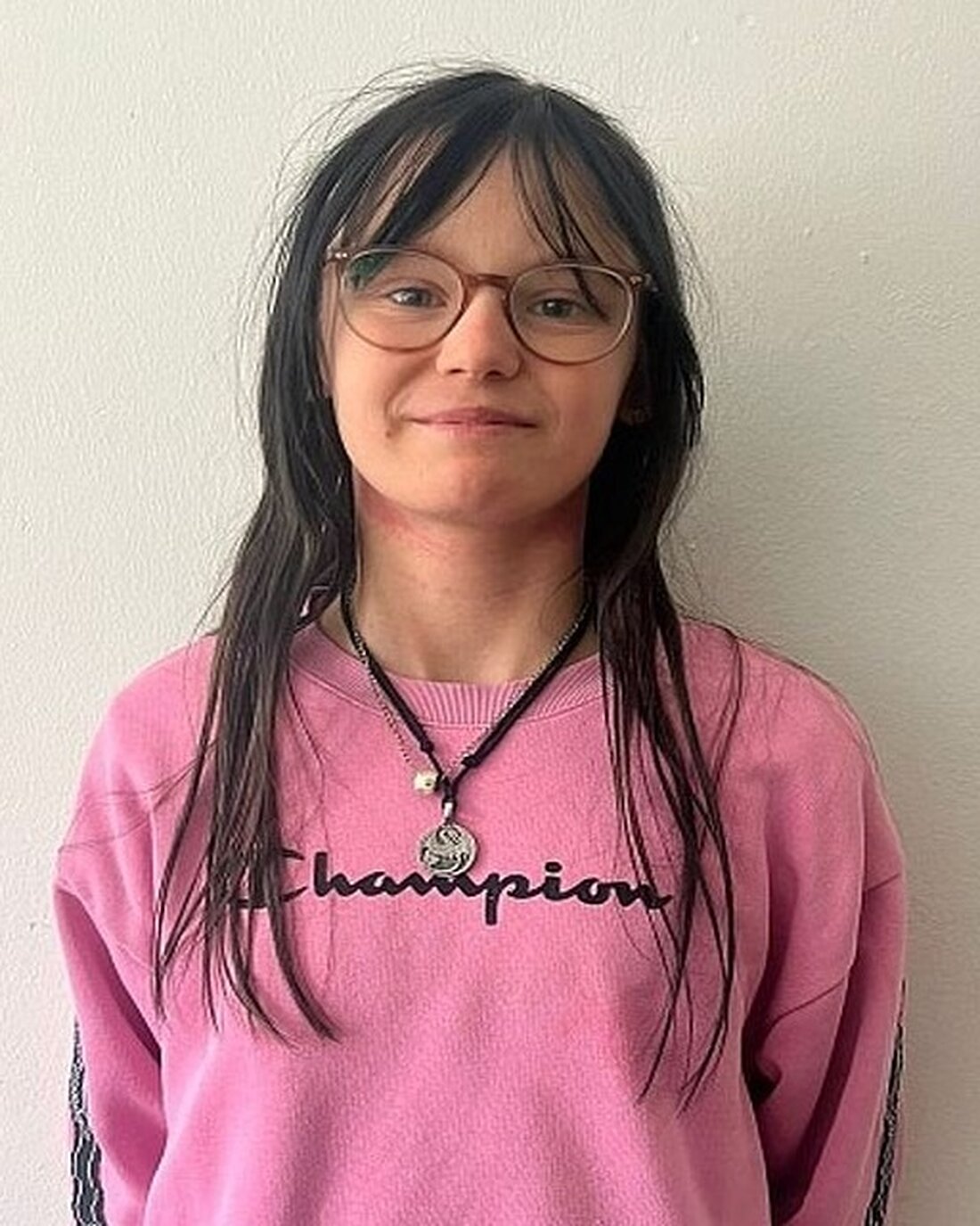 Die Polizei Soest sucht seit dem 3. April 2025 nach der vermissten 14-jährigen Joline L. aus einer Wohngruppe. Hinweise zur Suche erbeten!