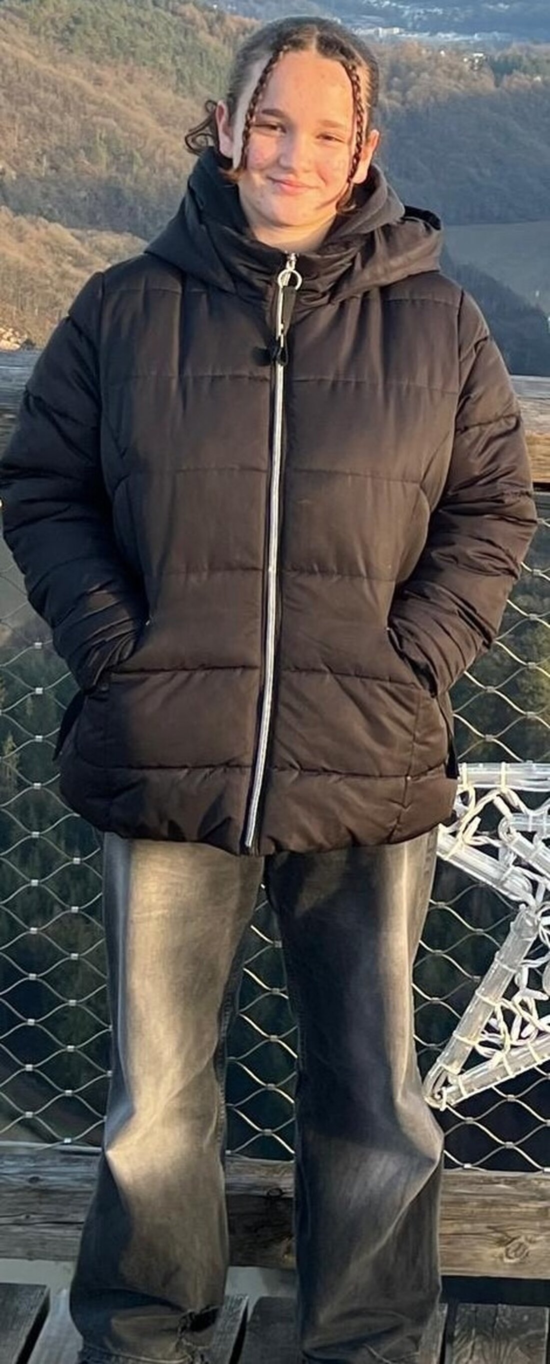 Die Polizei Saarlouis sucht Hinweise zum Aufenthaltsort der vermissten 14-jährigen Luna Quitter seit dem 28.02.2025.