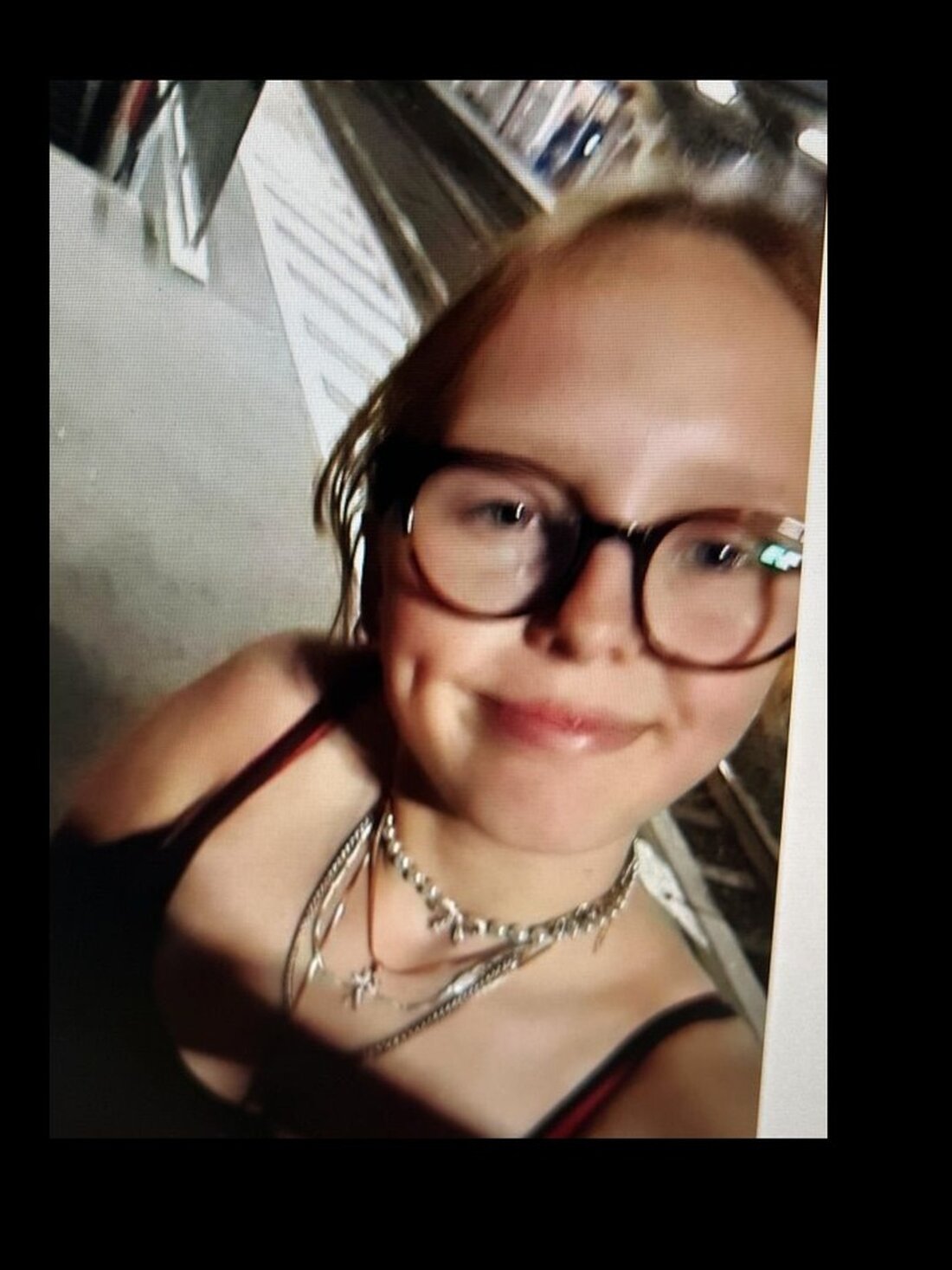 Die 15-jährige Enie Rauwald aus Friedberg wird seit dem 10. Mai 2025 vermisst. Hinweise bitte an die Polizei.