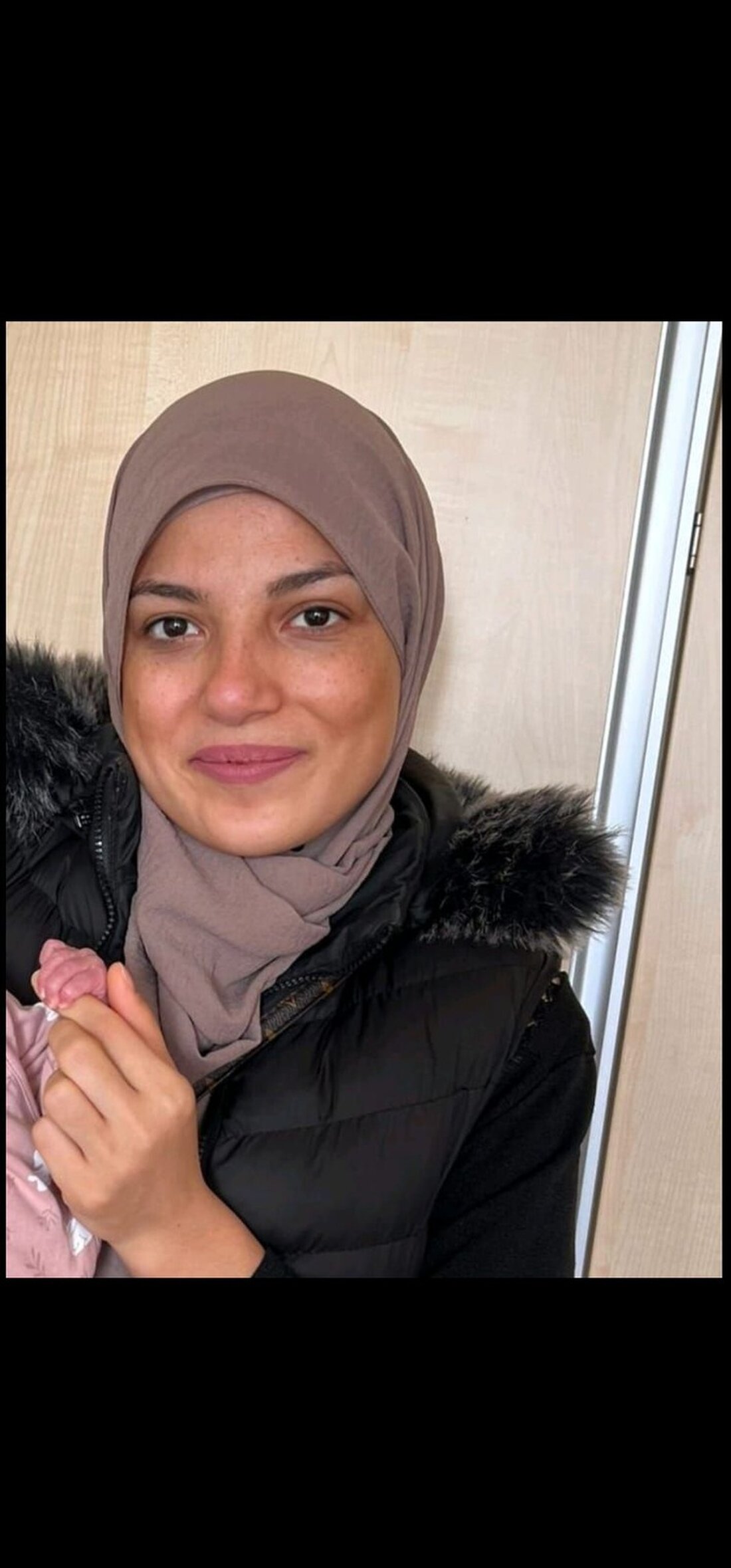 Die 32-jährige Enise Yildiz aus Neustadt wird seit dem 28. März 2025 vermisst. Hinweise zur Suche nimmt die Polizei entgegen.