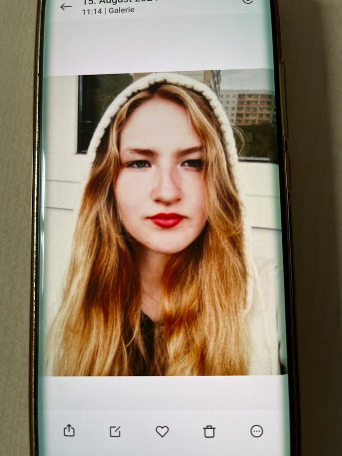 Die 16-jährige Maja ist seit 12 Uhr aus dem Klinikum Jena vermisst. Hinweise bitte an die Polizei Jena unter 03641-81 0.