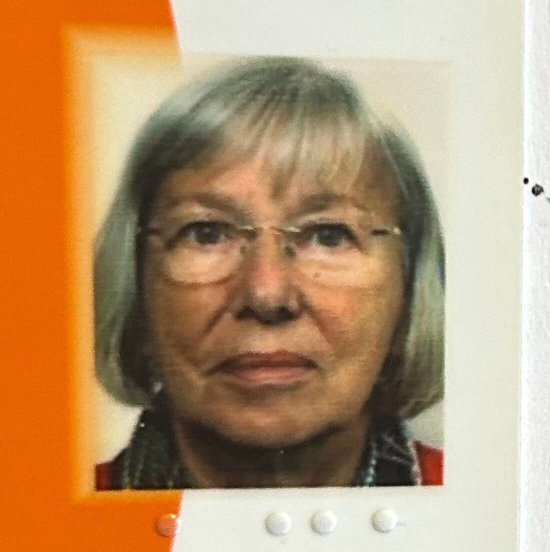 Die Polizei sucht nach der 74-jährigen dementen Regina K., die heute aus einem Seniorenheim in Schneverdingen verschwand. Hinweise unter 05191 93800.