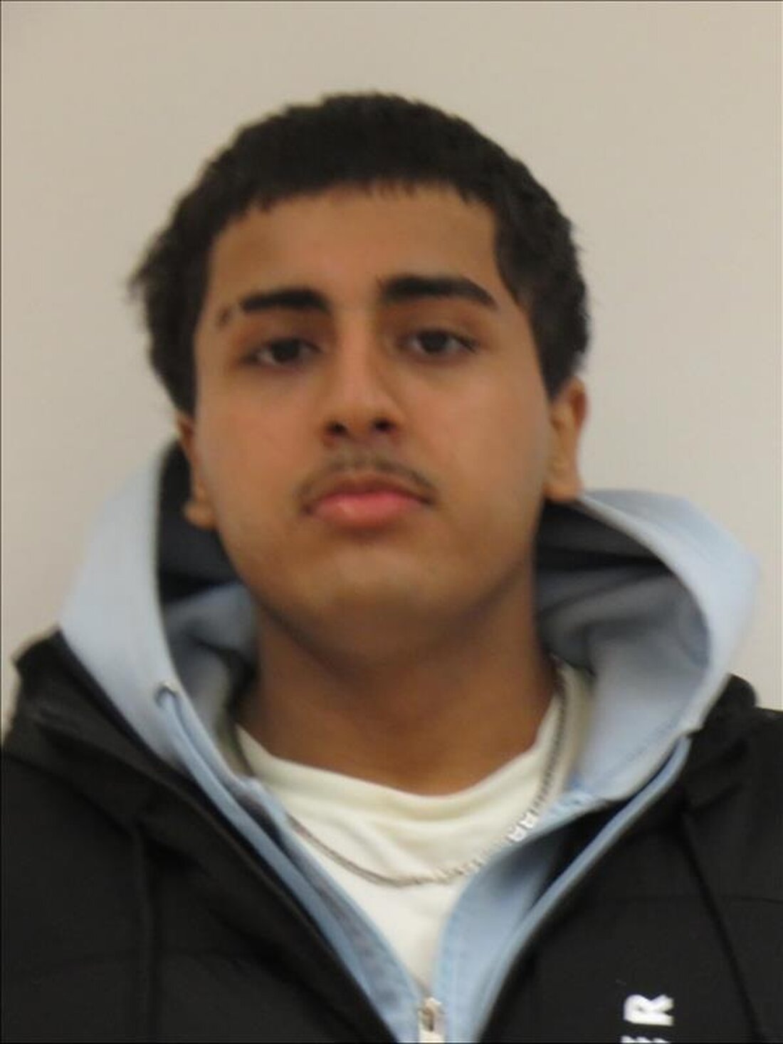 Die Polizei bittet um Hinweise zum 15-jährigen Farzad H., vermisst seit dem 04.02.2025 in Tornesch. Hinweise erbeten!