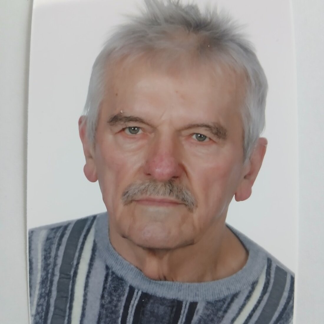 Die Landespolizeiinspektion Gera sucht nach dem 73-jährigen Hartmut Gunther Küchler, der seit dem 22. April vermisst wird.