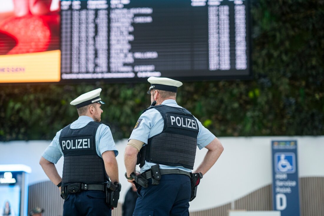 Ein 15-jähriger Gambier stellte sich am Flughafen Köln/Bonn der Bundespolizei, nachdem er als vermisst gemeldet wurde.