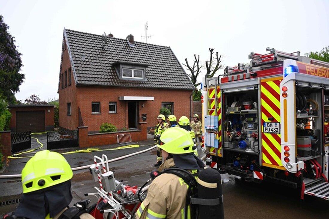 Zwei Verletzte nach einer Verpuffung in einem Einfamilienhaus in Pulheim-Dansweiler. Feuerwehr im Einsatz, Rauchgasvergiftungen festgestellt.