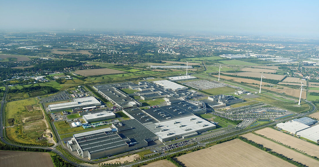 Vertrag beurkundet: Stadt stellt BMW AG Grundstück für Erweiterung zur Verfügung BMW erweitert sein Werk in Leipzig erneut und schafft damit optimale Bedingungen für den Ausbau der E-Mobilität. Dazu wird ein weiteres Baufeld im Industriepark Nord (BMW-Allee, Ortsteil Seehausen im Leipziger Nordraum) entwickelt. Nach erfolgreichen Vertragsverhandlungen haben BMW und Stadt Leipzig am Montag (22.05.2023) einen Erbbaurechtsvertrag unterzeichnet für das Baufeld GE 3 im Industriepark Nord, am Nordrand der BMW Allee. Insgesamt investiert BMW bis zu einer Milliarde Euro in den Standort Leipzig. Der Stadtrat hatte dem Vorhaben am 17. Mai 2023 in nichtöffentlicher Sitzung zugestimmt. © BMW Group Um Platz &hellip;