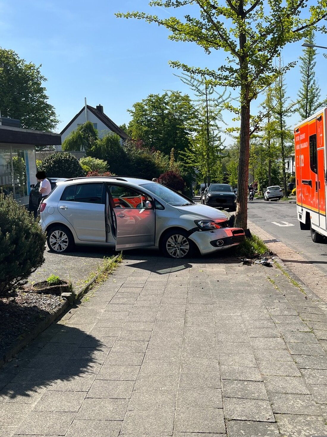 Eine 84-Jährige verlor in Mönchengladbach die Kontrolle über ihren PKW. Ursache: Eine verklemmte Fußmatte. Zwei Autos beschädigt.