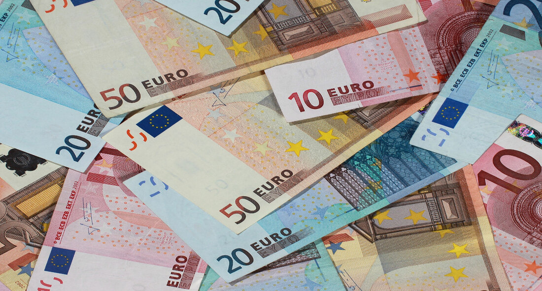 Baden-Württemberg: Hohe Kreditwürdigkeit trotz wirtschaftlicher Herausforderungen Baden-Württemberg hat erneut die Bestnote von AA+ von der Ratingagentur Standard & Poor’s erhalten. Dies unterstreicht die solide Finanzplanung des Landes, auch wenn die Agentur gleichzeitig auf anstehende Herausforderungen hinweist, insbesondere im Hinblick auf gedämpftes Einnahmewachstum und strukturelle Veränderungen in der Wirtschaft. In einer aktuellen Mitteilung lobt Standard & Poor’s die umsichtige Finanzplanung des Landes, insbesondere im Hinblick auf den Doppelhaushalt 2025/2026. Anleger und Kreditgeber können auf eine stabile Finanzlage vertrauen, was für die Kreditaufnahme von zentraler Bedeutung ist. Ein positives Rating schafft Vertrauen und kann dazu führen, dass das Land Kredite zu günstigeren …