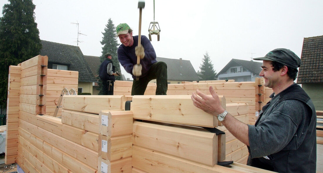 In diesem Jahr nutzten rund 4.100 Baufachleute die Bildungsoffensive „Auf Holz bauen“ für eine klimabewusste Baukultur. Mit der Plattform will das Land den modernen Holzbau weiter im Land etablieren. „Die Landesregierung möchte Baden-Württemberg zu einem Vorreiter für eine klimabewusste Baukultur entwickeln. Bauen mit Holz leistet einen aktiven Beitrag zu Klimaschutz. Im Vergleich zu konventioneller Bauweise werden bis zu 70 Prozent Kohlendioxid (CO2) gespeichert werden. Mit der Plattform „Auf Holz bauen“, die Teil der Holzbauoffensive Baden-Württemberg (BW) und die wir vor einem Jahr gestartet haben, versorgen die Bauprofis mit neuesten Holzbau-Wissen, vernetzen sie und tragen zum Wissensaustausch bei – für gute …