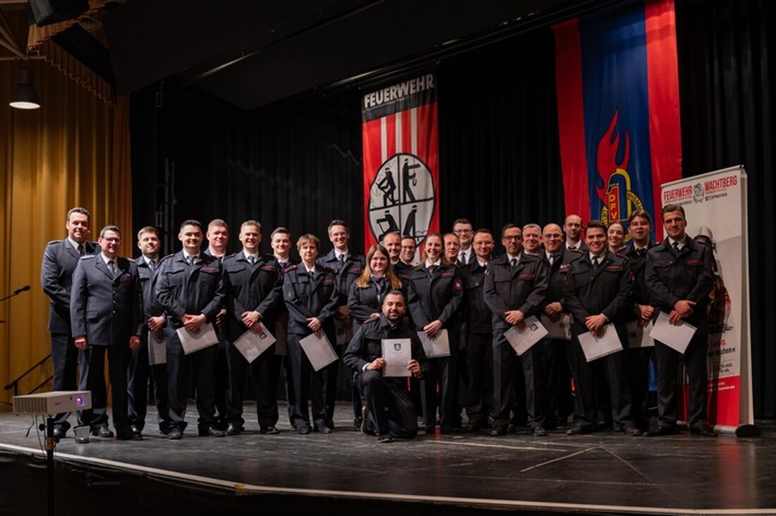 Am Abend der Feuerwehr Wachtberg erläuterte Leiter André Hahnenberg die Vielfalt und Werte der Feuerwehr, inklusive Ehrenamt und Engagement.