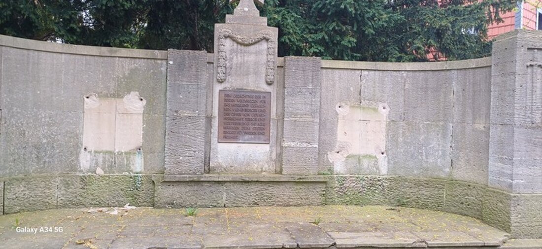 Unbekannte entwendeten Metallplatten am Ehrenmal in Vienenburg. Hinweise zum Vorfall erbeten an die Polizeiinspektion Goslar.