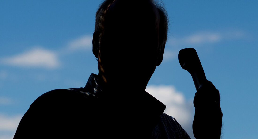 Das Hilfetelefon „Gewalt an Männern“ feiert sein vierjähriges Bestehen und hat in dieser Zeit zahlreichen von Gewalt betroffenen Männern Unterstützung geboten. Die Internetseite des Hilfetelefons wird nun aktualisiert, um Betroffene und Helfer besser zu erreichen. Seit 2021 wird das Beratungsangebot auch in Baden-Württemberg unterstützt. Das Hilfetelefon wurde 2020 in Nordrhein-Westfalen und Bayern ins Leben gerufen und hat seitdem mit der Beteiligung weiterer Bundesländer wie Baden-Württemberg, Mecklenburg-Vorpommern und Rheinland-Pfalz seine Reichweite erweitert. Im Jahr 2023 fanden insgesamt 3.311 Beratungen statt, wobei überwiegend selbst von Gewalt Betroffene Hilfe suchten. Die Anliegen der Anrufenden waren hauptsächlich psychosoziale Beratung und der Schutz vor weiterer …