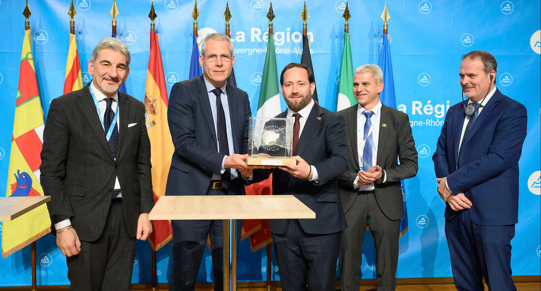Baden-Württemberg richtet Netzwerktreffen der Vier Motoren für Europa zum Thema Künstliche Intelligenz aus Stuttgart, 25. Oktober 2023 – Das Netzwerktreffen der Vier Motoren für Europa findet vom 25. bis 27. Oktober in Stuttgart statt und steht ganz im Zeichen der Künstlichen Intelligenz (KI) in der industriellen Anwendung. Als Präsidentschaftsregion des Netzwerks möchte Baden-Württemberg die Gelegenheit nutzen, um gemeinsame Anliegen und innovative Lösungen für die Zukunft Europas zu diskutieren und voranzutreiben. Das Netzwerk der Vier Motoren für Europa besteht bereits seit 35 Jahren und hat sich immer wieder an neue Gegebenheiten angepasst. Angesichts der aktuellen geo- und wirtschaftspolitischen Veränderungen und Aufgaben …