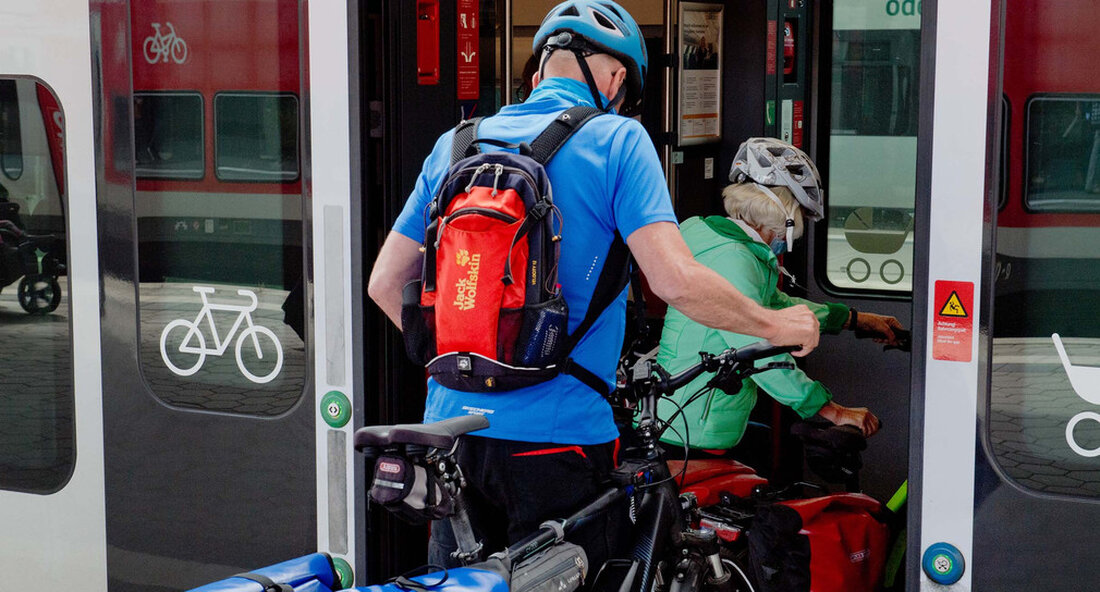 Das Land fördert den Bau und Betrieb von vier neuen Mobilitätszentren. Die Zentrale informiert über die Mobilitätsmöglichkeiten in der Region. Das erleichtert das Kennenlernen des ÖPNV und das Teilen von Angeboten. Damit die Mobilitätswende gelingt, muss auch das Informationsangebot für die Bürgerinnen und Bürger verbessert werden. Eine neue, direkte, individuell zugeschnittene und persönliche Informationsform kann vor Ort beispielsweise über multimodale Mobilitätsangebote besser informieren. Das baden-württembergische Verkehrsministerium fördert Mobilitätszentren, die vor Ort Informationen und Services rund um die Mobilität anbieten und bündeln, um ein klares Mobilitätsangebot zu schaffen. Mobilitätszentren informieren vor Ort „Mit den neuen Mobilitätszentren wollen wir eine individuelle Mobilitätsberatung …