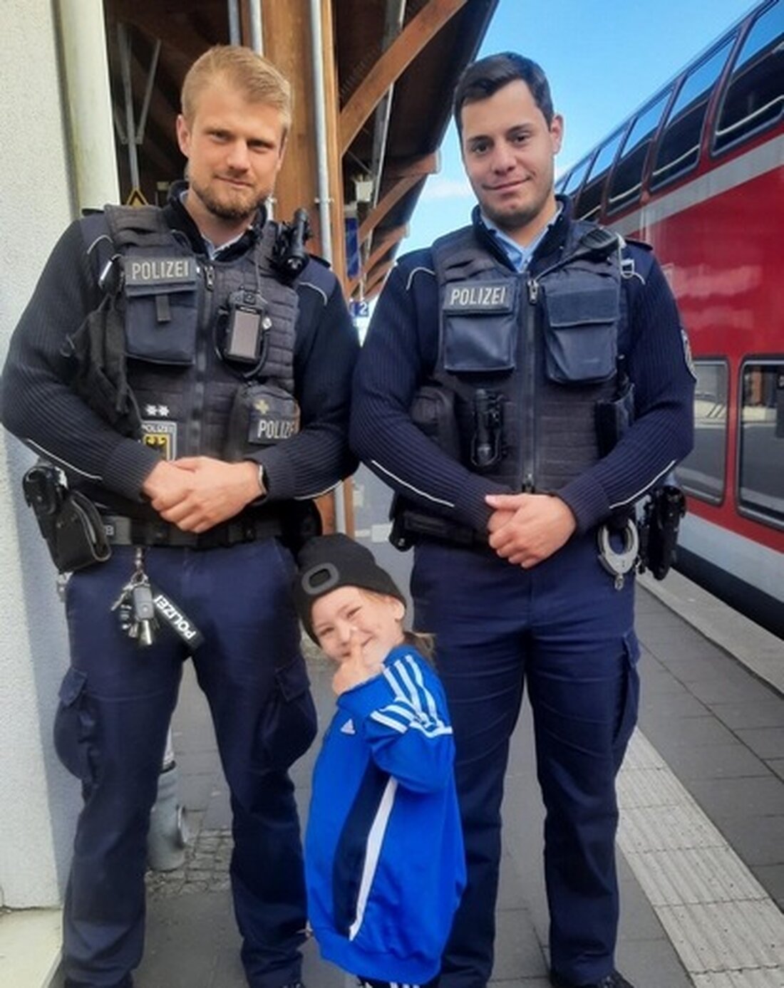 Ein vierjähriges Kind stieg allein in einen Zug in Westerland. Bundespolizei Flensburg sorgt für glückliche Familienzusammenführung.