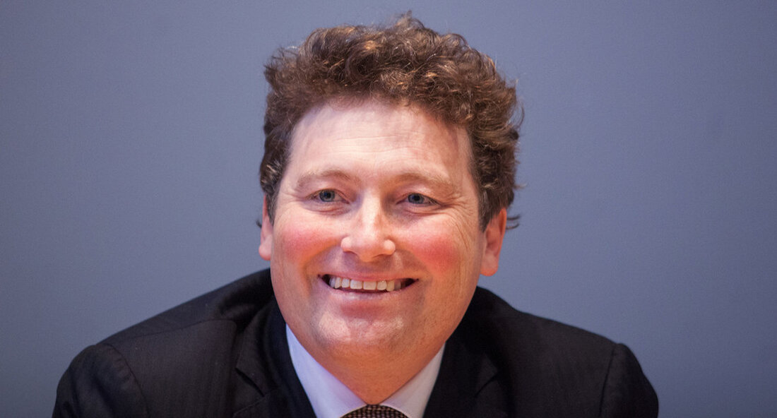 Viktor Schoner bleibt bis 2029 Intendant der Staatsoper Stuttgart. Schoner hat die Oper auf erstklassigem Niveau weitergeführt und zeichnet die Staatsoper Stuttgart nicht nur durch Eigenproduktionen, sondern auch durch Kooperationen und außergewöhnliche Gäste aus. Viktor Schoner bleibt bis 2029 Direktor des Staatsoper Stuttgart. Der Vorstand von Württembergisches Staatstheater begrüßte die Verlängerung einstimmig, der neue Vertrag wurde am Mittwoch, 22.12.2021, unterzeichnet. Viktor Schoner ist seit 2018 Operndirektor bei Europas größtem dreiteiligem Haus. „Mit der Entscheidung, Viktor Schöner als Operndirektor zu verlängern, wird frühzeitig ein Zeichen für Beständigkeit in turbulenten Zeiten gesetzt“, sagte Kunstminister Theresia Bauer. „Viktor Schoner hat die Staatsoper auf …