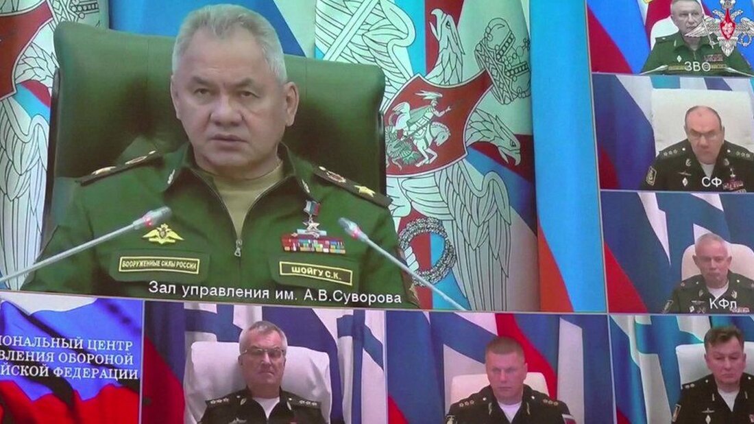 Das russische Verteidigungsministerium hat ein Video veröffentlicht, das den Kommandeur der Schwarzmeerflotte auf einer Konferenz zeigt, obwohl die Ukraine behauptet, ihn getötet zu haben. Es ist nicht klar, wann das Filmmaterial, in dem Viktor Sokolov in einer Videoschalte mit dem Verteidigungsminister zu sehen ist, gedreht wurde. Das Ministerium sagte, das Treffen mit hochrangigen Beamten habe am Dienstag stattgefunden. Die Spezialeinheiten der Ukraine sagten am Montag, Admiral Sokolov und 33 weitere Offiziere seien bei einem Raketenangriff auf das Hauptquartier der Flotte in Sewastopol auf der besetzten Krim ums Leben gekommen. Sie nannten den Namen des Admirals nicht direkt und legten auch …