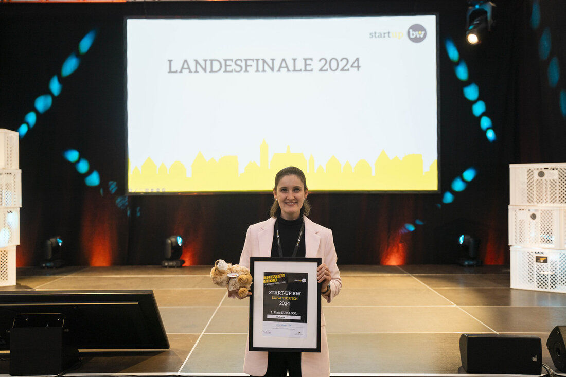 Erfolgreicher Auftritt beim „Start-up BW Elevator Pitch 2024“: Vinkona holt den Sieg Das Start-up Vinkona aus Karlsruhe hat beim Landesfinale des „Start-up BW Elevator Pitch 2024“ überzeugt und sich den ersten Platz gesichert. Die innovative Geschäftsidee des Unternehmens, Automatisierungslösungen für die industrielle Großschlachtung zur Verbesserung des Tierwohls anzubieten, traf den Nerv der Jury. Der Wettbewerb fand dieses Jahr auf der Gründermesse MAKE Ostwürttemberg in Schwäbisch Gmünd statt und setzte einen Fokus auf die vielseitigen Ansätze junger Unternehmer. Auf den zweiten und dritten Platz kamen die Teams Fairbrics und NECKAR aus Stuttgart. Fairbrics präsentierte ein KI-gestütztes Qualitätskontrollsystem für textile Nähte, während …
