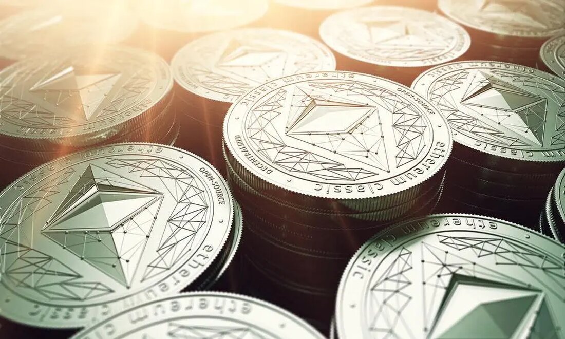 Ethereum-Mitbegründer und leitender Entwickler Vitalik Buterin setzt sich für Entwicklungen darüber hinaus ein DeFi. Buterin warnt vor einer drohenden „finanziellen Instabilität“ dezentraler Finanzanwendungen, da Ethereum über Layer 1 und Layer 2 hinaus aktualisiert wird. Der Mitbegründer von Ethereum, Vitalik Buterin, hat Innovationen über die dezentrale Finanzierung hinaus gefordert. Bei der dreitägigen jährlichen Ethereum Community Conference (EthCC) beklagten die führenden Entwickler, dass Finanzanwendungen den Ethereum-Raum dominieren. Er wies auf nichtfinanzielle Versorgungsunternehmen als „den interessantesten Teil der Vision von Allzweck-Blockchains“ hin. Zu diesen Anwendungen gehören dezentrale soziale Medien, Identitätsprüfung und -bescheinigung sowie rückwirkende Finanzierung öffentlicher Güter. „Durch DeFi definiert zu werden ist …