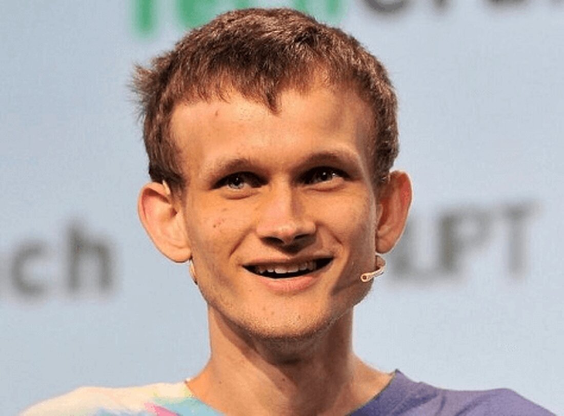 Vitalik Buterin stellt klar, dass die ETH-Verkäufe Projekten und wohltätigen Zwecken dienten und nicht dem Profit. Vor drei Jahren besaß er 325.000 ETH, jetzt sind es 240.000 ETH. Buterin hat auch die Unterstützung von Ethereum für DeFi trotz der Kritik einiger Experten aus diesem Bereich verteidigt. Ethereum-Mitbegründer Vitalik Buterin hat sich zu den Vorwürfen im Zusammenhang mit seinen Ether-Verkäufen (ETH) geäußert und klargestellt, dass ihm bei diesen Transaktionen kein persönlicher Profit diente, sondern die Absicht, Web3-Projekte und wohltätige Initiativen zu unterstützen. Laut einem aktuellen Beitrag des On-Chain-Analyseunternehmens Lookonchain hat Buterin seine ETH-Bestände in drei Jahren um 85.000 ETH (209 Millionen …