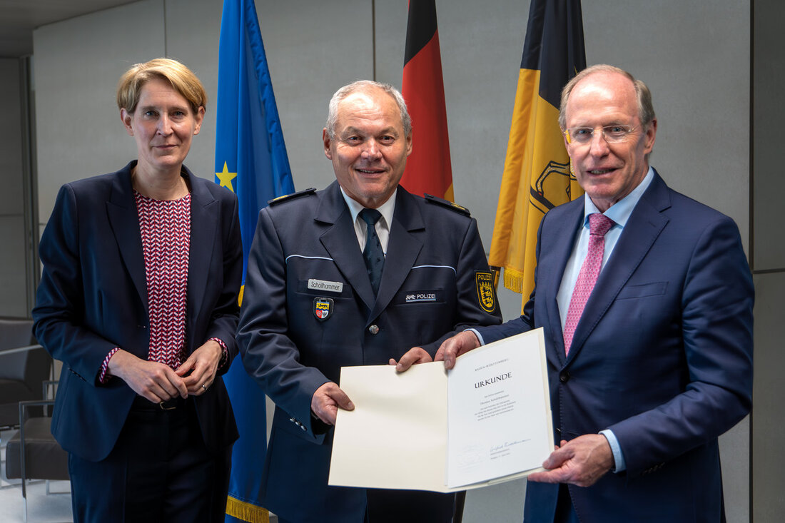Innenstaatssekretär Wilfried Klenk hat den Vizepräsidenten des Polizeipräsidiums Heilbronn, Thomas Schöllhammer, in den Ruhestand verabschiedet. Er war an vielen herausragenden Einsatzlagen maßgeblich beteiligt. „Der Polizeivizepräsident des Polizeipräsidium Heilbronn Thomas Schöllhammer war Kollege und Vorgesetzter, der mit Humor und Feingefühl führte. Als Teamplayer hatte er stets ein offenes Ohr für die Anliegen seiner Mitarbeiterinnen und Mitarbeiter und behielt auch in komplexen Einsatzlagen stets einen kühlen Kopf. Für ihn stand immer das erfolgreiche Wirken im Team im Mittelpunkt“, so Staatssekretär Wilfried Klenk anlässlich seiner Ansprache am 16. Mai 2023 zur Verabschiedung von Polizeivizepräsident Thomas Schöllhammer im Innenministerium in Stuttgart. Thomas Schöllhammer bekleidete …