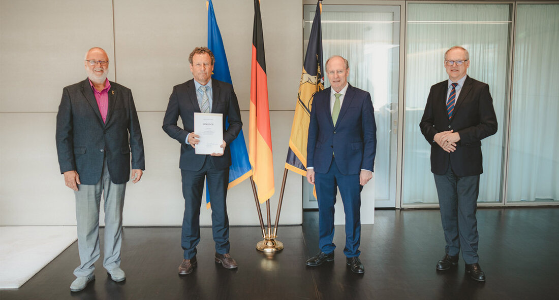 Der Vizepräsident des Polizeipräsidiums Konstanz, Oskar Schreiber, wurde in den Ruhestand versetzt. Er hat im Laufe seiner Karriere eine unglaubliche Bandbreite an Ämtern bis hin zu Führungspositionen bekleidet und mit seiner engagierten und menschlichen Art das Polizeipräsidium Konstanz mitgestaltet und weiterentwickelt. „Polizeivizepräsident Oskar Schreiber war nicht nur eine herausragende Führungspersönlichkeit mit enormer Fachkompetenz, sondern auch ein Chef, der sich um seine Mitarbeiter gekümmert und stets ein offenes Ohr hatte. Dafür hat er mit seiner gewissenhaften und zuverlässigen Art gesorgt Polizeipräsidium Konstanz und auch die baden-württembergische Polizei haben wichtige Akzente gesetzt“, sagte der Staatssekretär des Innern Wilfried Klonk anlässlich der Verabschiedung …