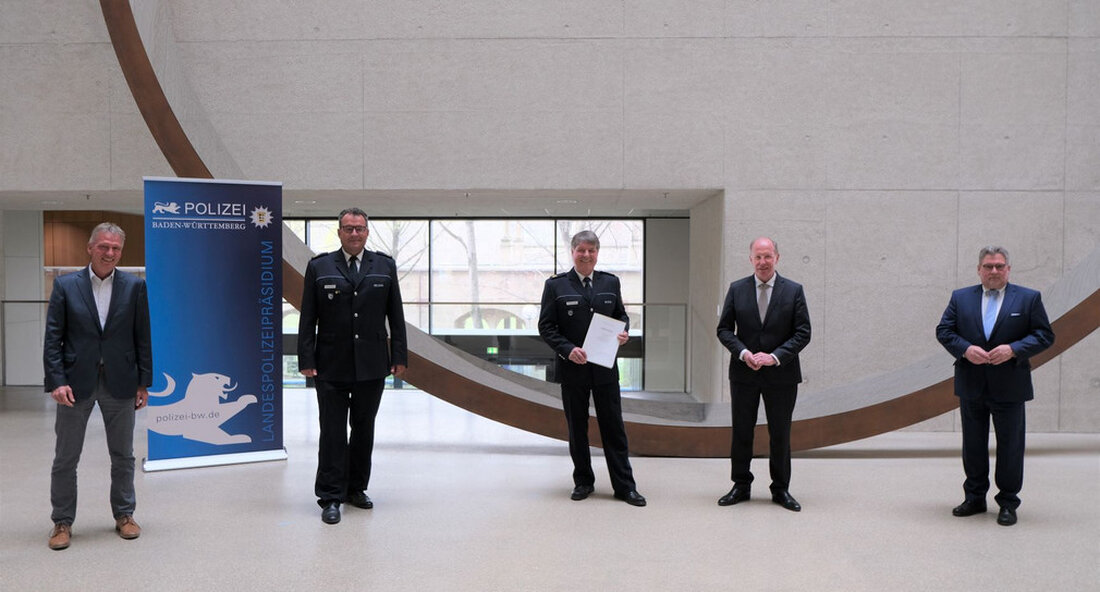 Bundesinnenminister Wilfried Klenk hat Bernd Hummel, Polizeivizepräsident des Polizeipräsidiums Ravensburg, nach 40-jähriger Tätigkeit verabschiedet. „Polizei-Vizepräsident Bernd Hummel ist ein herausragender Kriminalist und ein hochgeschätzter Vorgesetzter, der mit seiner Menschlichkeit und seiner enormen Fachkompetenz alle überzeugen konnte. Für die Anliegen seiner Mitarbeiter hatte er stets ein offenes Ohr und verstand es wertzuschätzen und zu motivieren mit dem nötigen Feingefühl und bei Bedarf auch mit der richtigen Portion Humor.Mit seiner freundlichen, zielorientierten und pragmatischen Art wird er bei der eingesetzt Polizei Baden-Württemberg und vor allem bei Polizeipräsidium Ravensburg fehlen“, sagte der Staatssekretär im Innenministerium für Digitalisierung und Kommunen Wilfried Klonk beim Abschied …
