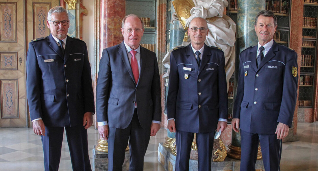 Polizeivizepräsident Reinhold Hepp wurde in den Ruhestand versetzt. Er war einer der erfahrensten und renommiertesten Experten Deutschlands auf dem Gebiet der Kriminalprävention. Sein Nachfolger ist Josef Veser. „Mit Polizeivizepräsident Reinhold Hepp geht ein Stück Erfolgsgeschichte der baden-württembergischen Polizei in den Ruhestand – und damit viel Erfahrung und Expertise. Als einer der renommiertesten Experten der polizeilichen Prävention hat er nicht nur stets vertreten.“ die Landespolizei Baden-Württemberg in hervorragender und kompetenter Weise landes- und bundesweit, er hat ihr persönlich, aber auch regional und bei der Landespolizei ihren Stempel aufgedrückt Polizeipräsidium Ulm dazu beigetragen, dass die Region als eine der sichersten des Landes …