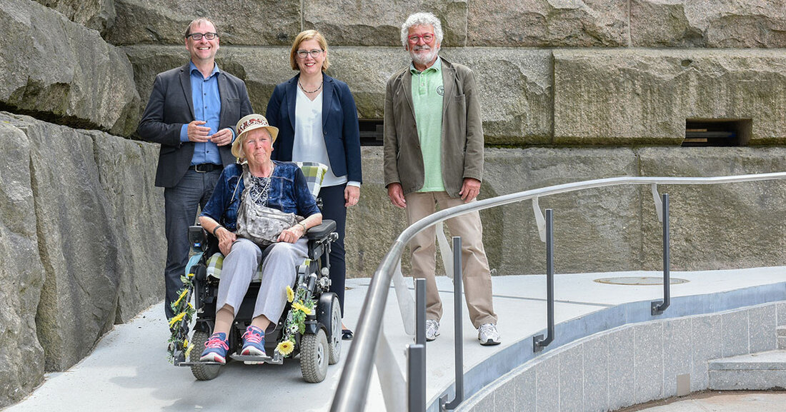 Völkerschlachtdenkmal Leipzig: Ausstellung Forum 1813 und Denkmalskasse/-shop jetzt barrierefrei zugänglich Die Stiftung Völkerschlachtdenkmal konnte mit großzügiger Unterstützung der Stadt Leipzig, insbesondere dem Amt für Wohnungsbau und Stadterneuerung zwei barrierefreie Zugänge mit Rampenbauwerken am Forum 1813 sowie zu den Servicebereichen Kasse und Shop errichten. Dr. Anselm Hartinger (Geschäftsführer Stiftung Völkerschlachtdenkmal und Direktor Stadtgeschichtliches Museum Leipzig), Christel Lehmann, Dr. Skadi Jennicke (Bürgermeisterin und Beigeordnete für Kultur Bürgermeisterin und Beigeordnete für Kultur der Stadt Leipzig und stellvertretende Vorstandsvorsitzende der Stiftung Völkerschlachtdenkmal), sowie Klaus-Michael Rohrwacher (Vorstand Förderverein Völkerschlachtdenkmal e. V.) weihen die neuen barrierefreien Zugänge am Völkerschlachtdenkmal Leipzig ein. © Markus Scholz Diese Maßnahme &hellip;