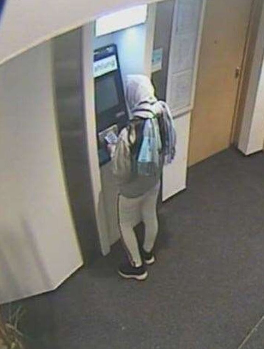 Die Polizei Völklingen sucht nach einer unbekannten Frau, die eine 76-Jährige bestahl und mit ihrer EC-Karte Geld abhob. Hinweise erbeten.