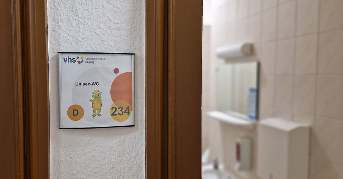 Volkshochschule Leipzig führt Unisex-Toiletten ein Die Volkshochschule Leipzig (VHS) in der Löhrstraße 3-7 erweitert ihr Angebot an Sanitäranlagen und führt ab sofort sechs geschlechtsneutrale Toiletten ein. Neben den bereits vorhandenen vier Damen-, drei Herren- und zwei barrierefreien Toiletten sollen die neuen Unisex-Toiletten allen Besucherinnen und Besuchern zur Verfügung stehen. Die Maßnahme ist Teil des Bemühens der VHS, gesellschaftliche Vielfalt in ihrer Arbeit zu erkennen und zu integrieren. Als inklusive, diversitätssensible und diskriminierungskritische Bildungseinrichtung möchte die VHS allen Leipziger Bürgerinnen und Bürgern Chancen zur Entwicklung ihrer Kompetenzen und zur freien Entfaltung ihrer Persönlichkeit bieten. Die neue Infrastruktur des Gebäudes soll dazu …