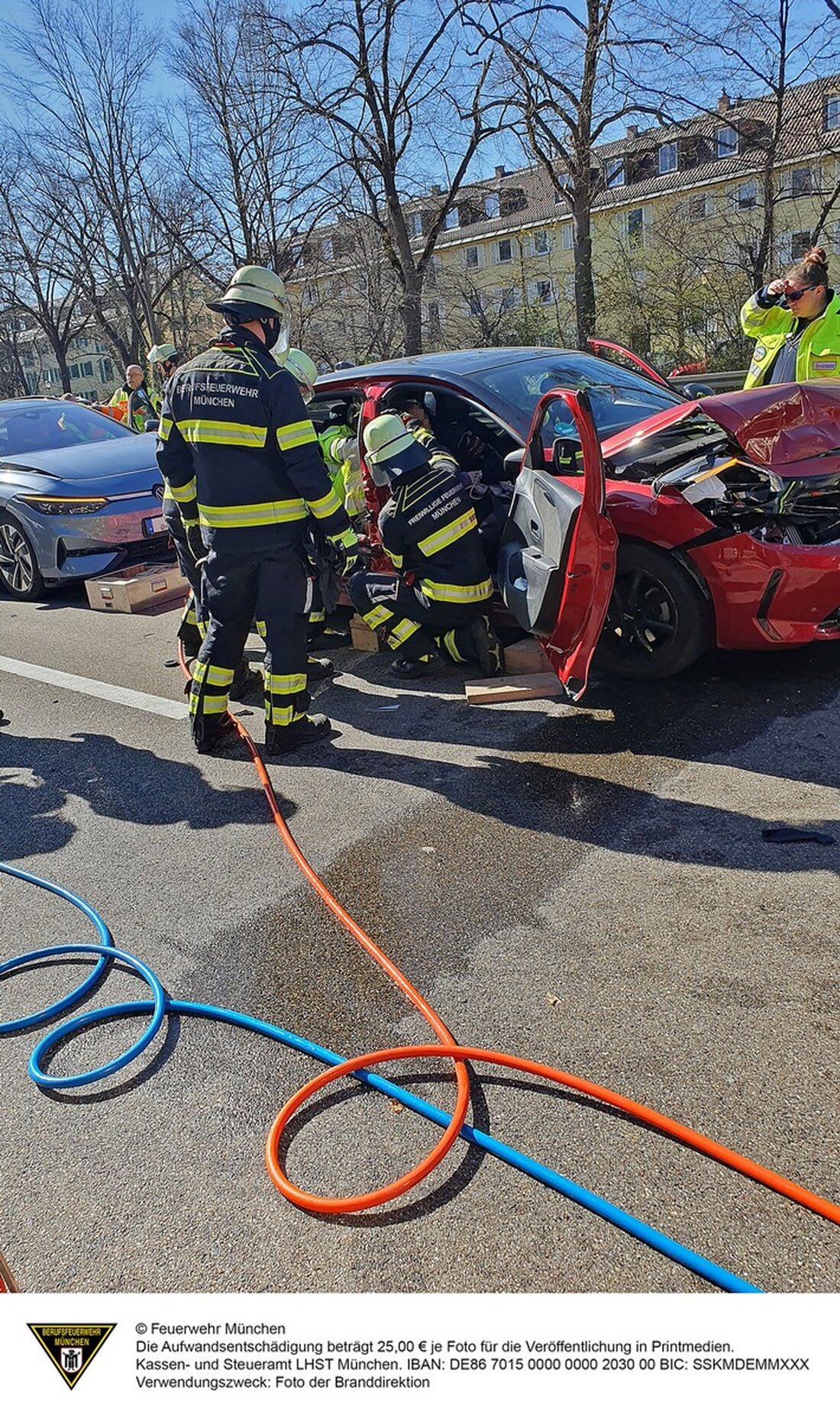 Nach einem Verkehrsunfall auf der BAB 95 bei Fürstenried kam es am 6. April 2025 zu einer Vollsperrung. Feuerwehr und Rettungsdienst sicherten die Unfallstelle und schützten vor Brandgefahr.