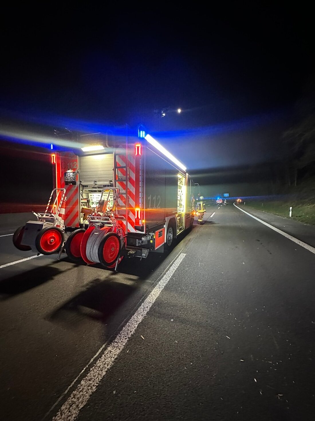 Feuerwehr Remscheid sperrte die BAB A1 in Fahrtrichtung Köln wegen gefällter Äste. Vier PKW beschädigt, niemand verletzt.
