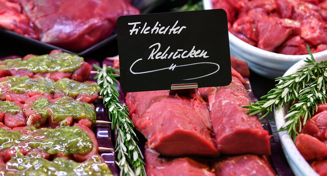 Die Landesregierung von Baden-Württemberg hat kürzlich die „Von Daheim BW“-App um eine neue Rubrik namens „Wildbret-Vermarkter“ erweitert. Die App ermöglicht es den Bürgerinnen und Bürgern, regionale Anbieter von Wildfleisch leichter zu finden und somit eine umweltbewusste Alternative zu herkömmlichem Grillgut zu genießen. Diese Maßnahme unterstützt nicht nur die heimische Wirtschaft, sondern fördert auch den Erhalt der Kulturlandschaft durch die Jagd. Der Minister für Ernährung, Ländlichen Raum und Verbraucherschutz, Peter Hauk, betonte die Vorteile von regionalem Wildfleisch als hochwertiges Grillgut und lobte die hohe Qualität der Produkte aus baden-württembergischen Jagdrevieren. Durch die Erweiterung der „Von Daheim BW“-App können Verbraucherinnen und Verbraucher …