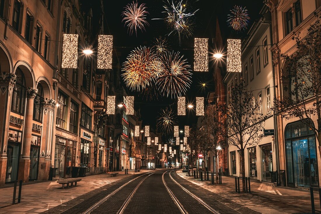 Leipziger Lego-Stammtisch-Teilnehmer auch aus Erfurt und Weimar Die Leipziger Lego-Stammtische finden am ersten Samstag eines jeden Monats ab 18 Uhr in wechselnden Lokalen statt. Sie werden privat organisiert und sind offen. Aus verschiedenen mitteldeutschen Städten und Landkreisen reisen Teilnehmende an. In der Regel kommen bis zu 20 Bastler. „Jeder erwachsene Lego-Fan kann einfach vorbeikommen“, ermuntert Kerstin Walker, Vorständin des LBrick-Vereins. Leipzigs zentrale Lage bietet sich dafür an. Der September-Stammtisch der Lego-Fans bildete allerdings eine Ausnahme. Da trafen sich die Bastelfreunde in Schmölln im Altenburger Land in der Noppenwerkstatt von Siegmar Pohl. Nächster Stammtisch am 2. Dezember im „Waldfrieden“ Der Ablauf …