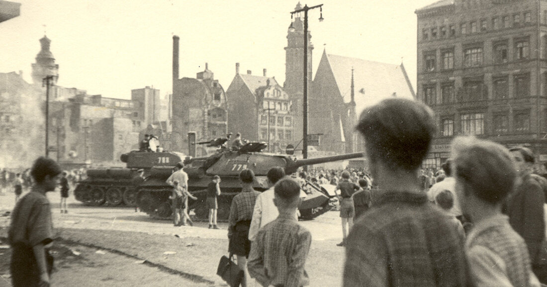 Vor 70 Jahren: Volksaufstand in der DDR &#8211; Gedenken an den 17. Juni 1953 17. Juni 1953: Im Osten Deutschlands wird gestreikt. Mit lautem Protest revoltieren die Menschen in der damals noch jungen DDR gegen das SED-Regime und dessen Repressionen. Auch Leipzig ist Schauplatz. 70 Jahre danach wird vielfältig an diesen Volksaufstand erinnert. 17. Juni 1953 in Leipzig, Blick aus Richtung Katharinenstraße auf den Markt © Harald Müller/Archiv SGM In über 700 Städten und Gemeinden gehen mehr als eine Million Bürgerinnen und Bürger am 17. Juni 1953 auf die Straße. Eine Welle von Streiks, Massen-Demonstrationen und blutige Auseinandersetzungen bestimmen das &hellip;