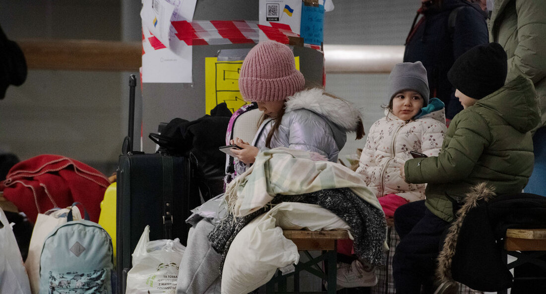 In ihrem zweiten virtuellen Treffen tauschte sich die Lenkungsgruppe „Ukraine“ über die bisherigen Maßnahmen, insbesondere im Bereich der Flüchtlingsunterbringung und -versorgung, sowie weitere drängende Herausforderungen aus. Baden-Württemberg baut zusätzliche Kapazitäten für die Erstaufnahme von Flüchtlingen aus der Ukraine auf Die Ministerium für Justiz und Migration berichtet, dass bisher 6.400 Flüchtlinge aus der Ukraine in den Erstaufnahmeeinrichtungen des Landes angekommen sind. In enger Abstimmung mit den Regionalräten baut das Migrationsministerium weitere Kapazitäten für die Erstaufnahme von Flüchtlingen aus der Ukraine auf. In kurzer Zeit wurden weitere Aufnahmeeinrichtungen in Karlsruhe, Offenburg und Stuttgart eingerichtet. Auf dem Offenburger Messegelände können seit gestern bis …