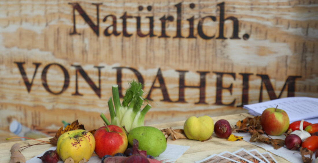 Staatssekretärin Sabine Kurtz besucht Forellenhof Rössle: Ein Vorzeigeprojekt für regionale Gastronomie Am 20. August 2024 besuchte die Staatssekretärin im Ministerium für Ernährung, Ländlichen Raum und Verbraucherschutz, Sabine Kurtz, den Forellenhof Rössle in Lichtenstein-Honau, Landkreis Reutlingen. Der Forellenhof, der auf eine lange Familientradition zurückblickt, fokussiert sich auf die Fischzucht sowie die Gastronomie und Direktvermarktung regionaler Produkte. Kurtz lobte die außergewöhnlichen Anstrengungen des Betriebs, der nicht nur regionalen Genuss bietet, sondern auch Nachhaltigkeit und Umweltschutz in den Vordergrund stellt. „Regional erzeugter Fisch ist nicht nur ein Genuss, sondern auch eine gesunde und nachhaltige Wahl“, betonte Kurtz. Der Forellenhof Rössle bezieht 90 Prozent …
