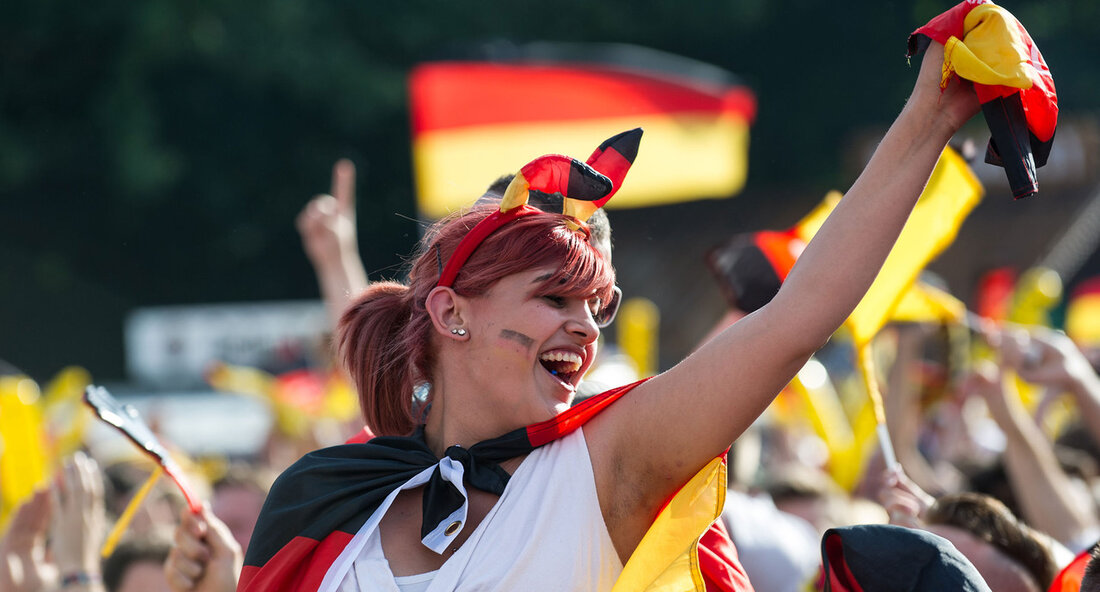 Die bevorstehende Fußball-Europameisterschaft sorgt nicht nur für Aufregung bei den Fans, sondern auch für verstärkte Kontrollen seitens der Lebensmittelüberwachung. In einer aktuellen Pressemitteilung wurde bekanntgegeben, dass besonders Produkte wie Fanschminke, Knabbereien und Sportlernahrung auf mögliche gesundheitsschädliche Substanzen überprüft werden. Bei den Fanschminken, die beliebte Accessoires für Fußballfans sind, wurden bislang nur bei einer von acht untersuchten Proben Auffälligkeiten festgestellt. Hier wurde ein roter Farbstoff entdeckt, der zwar erlaubt war, jedoch nicht ordnungsgemäß deklariert wurde. In Bezug auf Fan-Textilien wie Hüte, Trikots und Schweißbänder konnten keine verbotenen Farbstoffe nachgewiesen werden, aber es wurden hautsensibilisierende Substanzen in einigen Proben gefunden. Des Weiteren …
