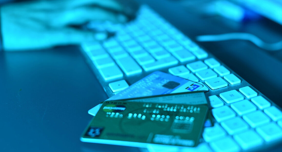 Vorsicht vor gefälschten Online-Shops anlässlich des „Black Friday“ und „Cyber Monday“ Das Weihnachtsgeschäft steht vor der Tür, und wie jedes Jahr locken Sonderangebote anlässlich des „Black Friday“ und „Cyber Monday“ Schnäppchenjäger in die Läden und Online-Shops. Doch Verbraucherschutzminister Peter Hauk warnt vor gefälschten Online-Shops, die sich die Nachfrage nach günstigen Angeboten zunutze machen. Hauk betont, dass Verbraucherinnen und Verbraucher besonders vorsichtig sein sollten, wenn sie übermäßig günstige Angebote entdecken. Gerade im Vorfeld des Weihnachtsgeschäfts könnten Fake-Shops die Kauflust der Verbraucher ausnutzen, indem sie gefälschte Angebote präsentieren und nach erfolgter Bezahlung keine Ware liefern. Die Verbraucherzentrale Baden-Württemberg warnt ebenfalls vor professionell …
